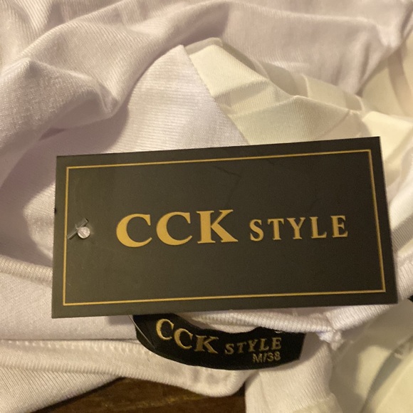 White top NWT sheer on sleeves size M 100% polyester - Picture 6 of 8